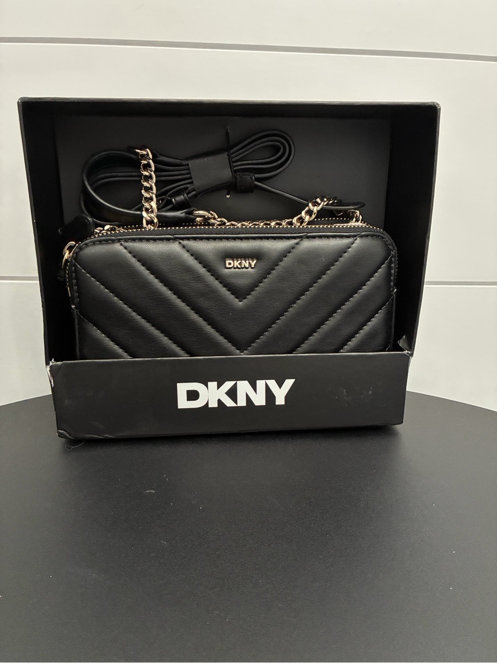DKNY Veronica Double Zip
Crossbody Genuine. New with tags. Beautiful.